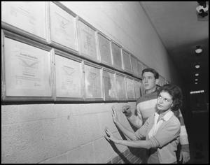 Primary view of object titled '[Students in the Journalism Building]'.