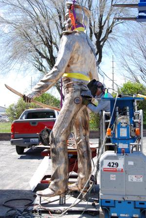 [Assembling a Statue attached to a Forklift #4]
